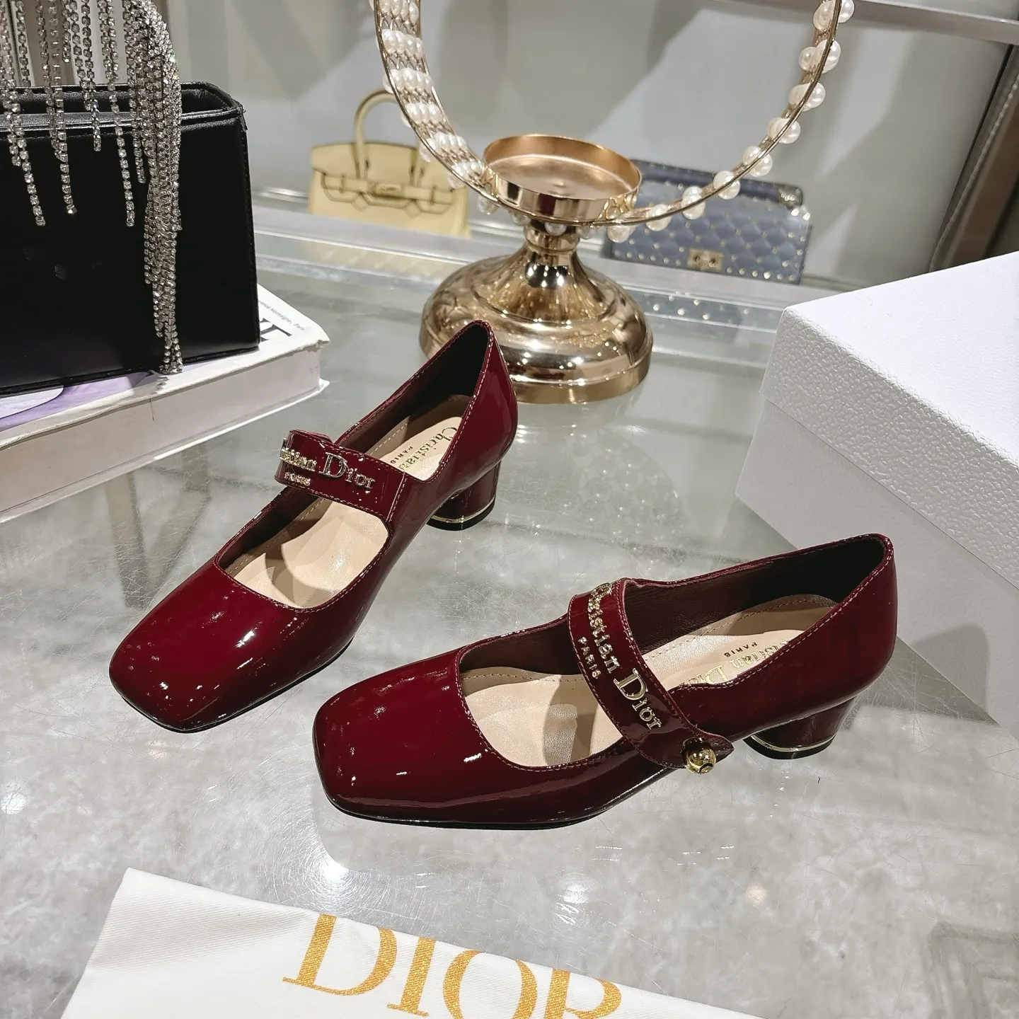 💕💕Factory direct selling price p560💕💕 💕25ss early spring new Dior Dior D-My hardware letter square toe high heels 👠This My Dior high heels are a new product in the 2025 spring and summer ready-to-wear series, showing exquisite elegance. Carefully crafted from cow leather, it is embellished with gold buckles and a metallic Christian Dior Paris logo, making it highly recognizable and highlighting Dior's extraordinary craftsmanship. Graphic style heels complement each other, making the fashionable design more elegant. Upper: cow patent leather. Inner foot pad: sheepskin. Sole: Italian genuine leather outsole. Heel height: 4cm 7.5cm. Size: 35-39 (34.40.41. Customized items are non-refundable)